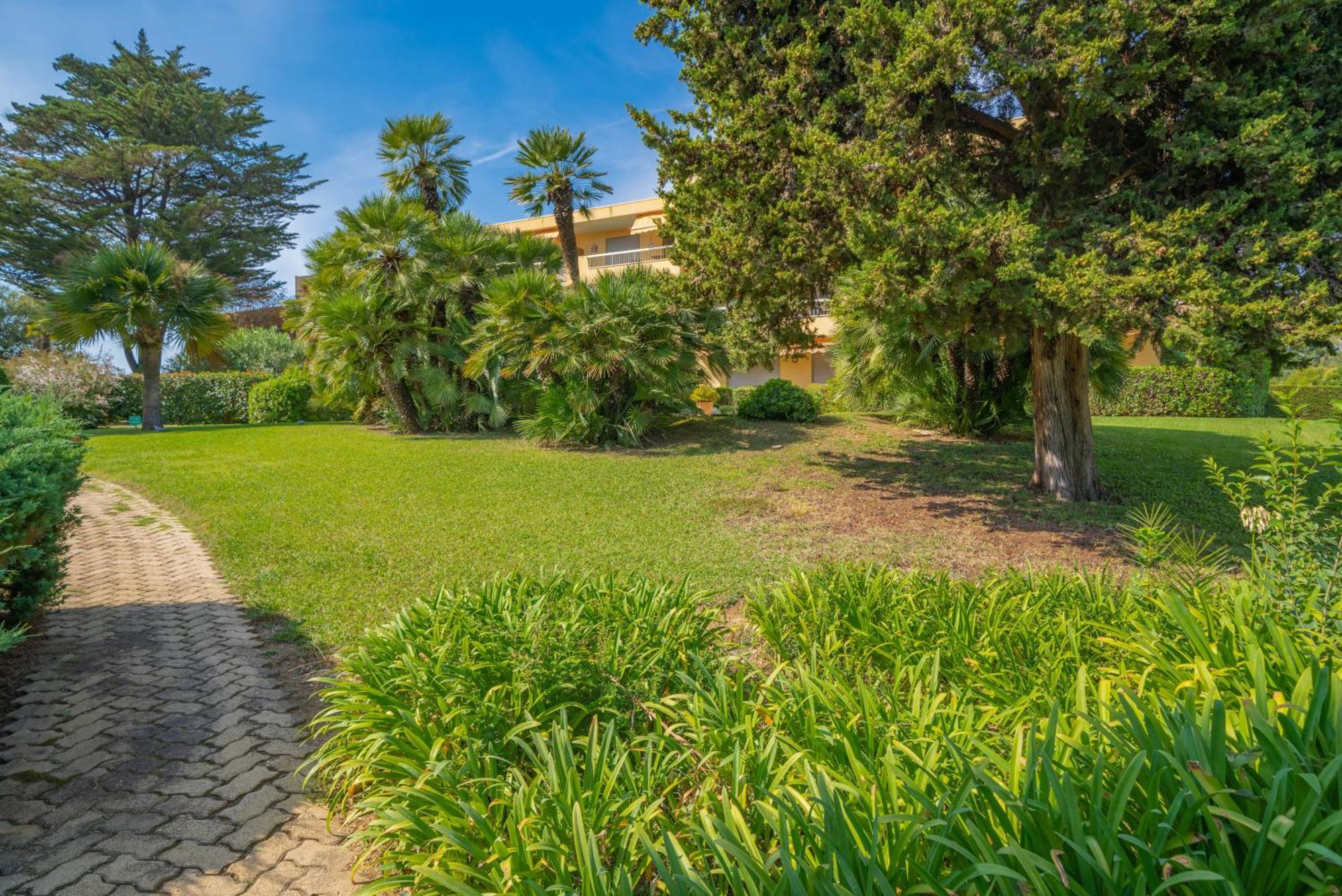Les 15 Pins & La Mer -Your Green Getaway Near Sea & Beach Антіб Екстер'єр фото